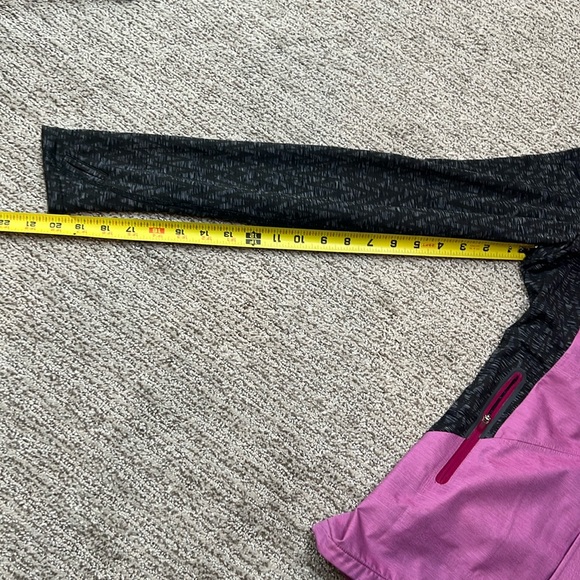 The north face jacket, hooded, and wind resistant - Picture 16 of 16